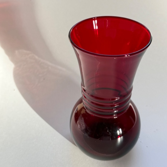 VTG ANCHOR HOCKING Royal Ruby Ribbed Neck Vase - Picture 3 of 7